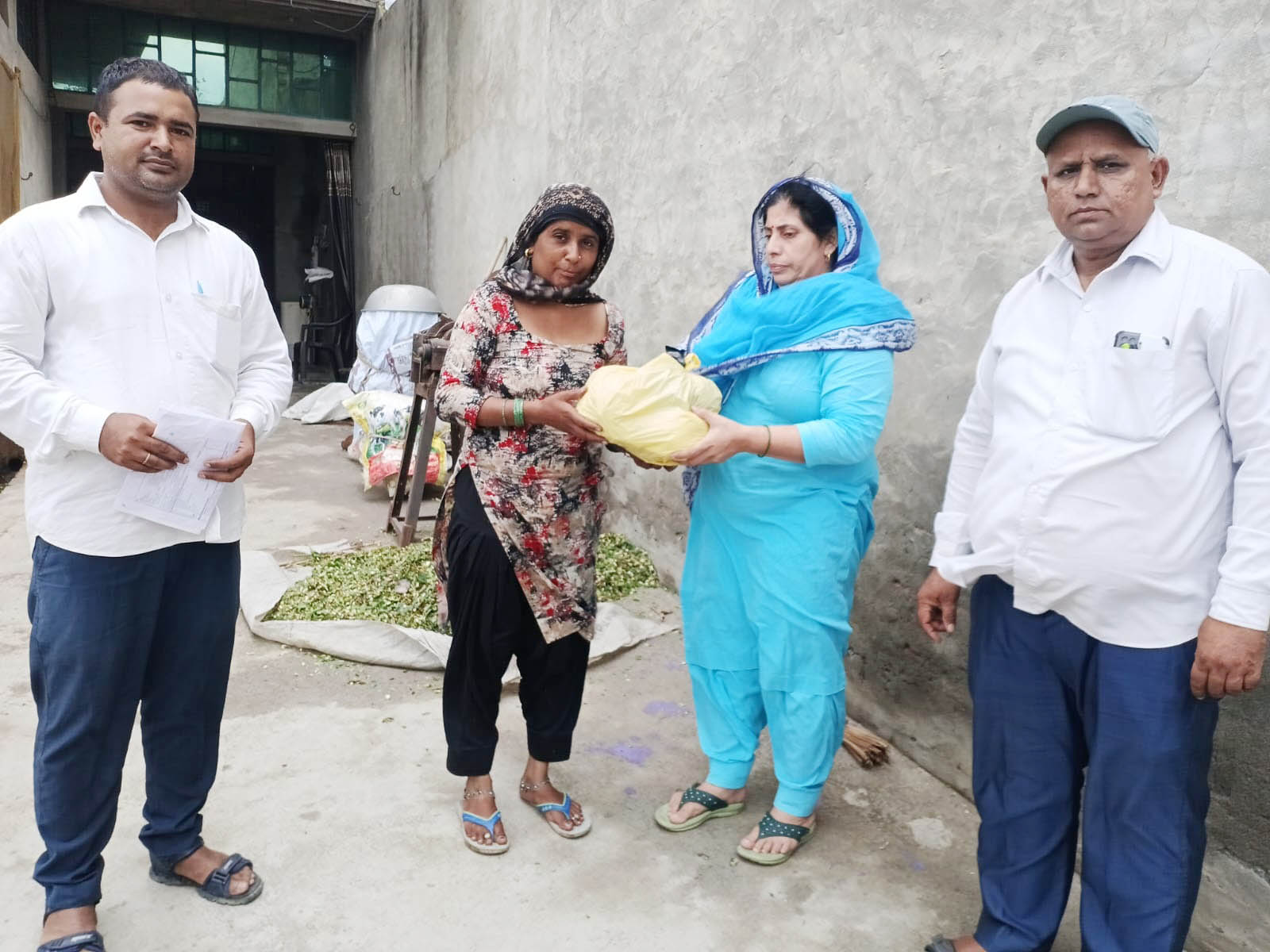 नगूरां गांव में टीबी मरीजों को आहार वितरित करते स्वास्थ्य निरीक्षक नरेंद्र ढांडा व कुलदीप सिंह। नगूरां गांव में टीबी मरीजों को आहार वितरित करते स्वास्थ्य निरीक्षक नरेंद्र ढांडा व कुलदीप सिंह।