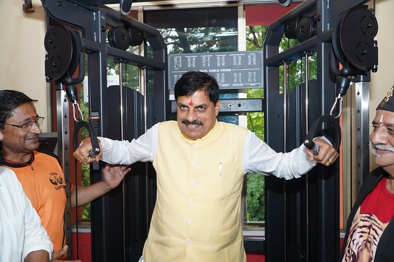 मुख्यमंत्री डॉ. मोहन यादव ने उज्जैन के तरण ताल स्थित जिम में कसरत की