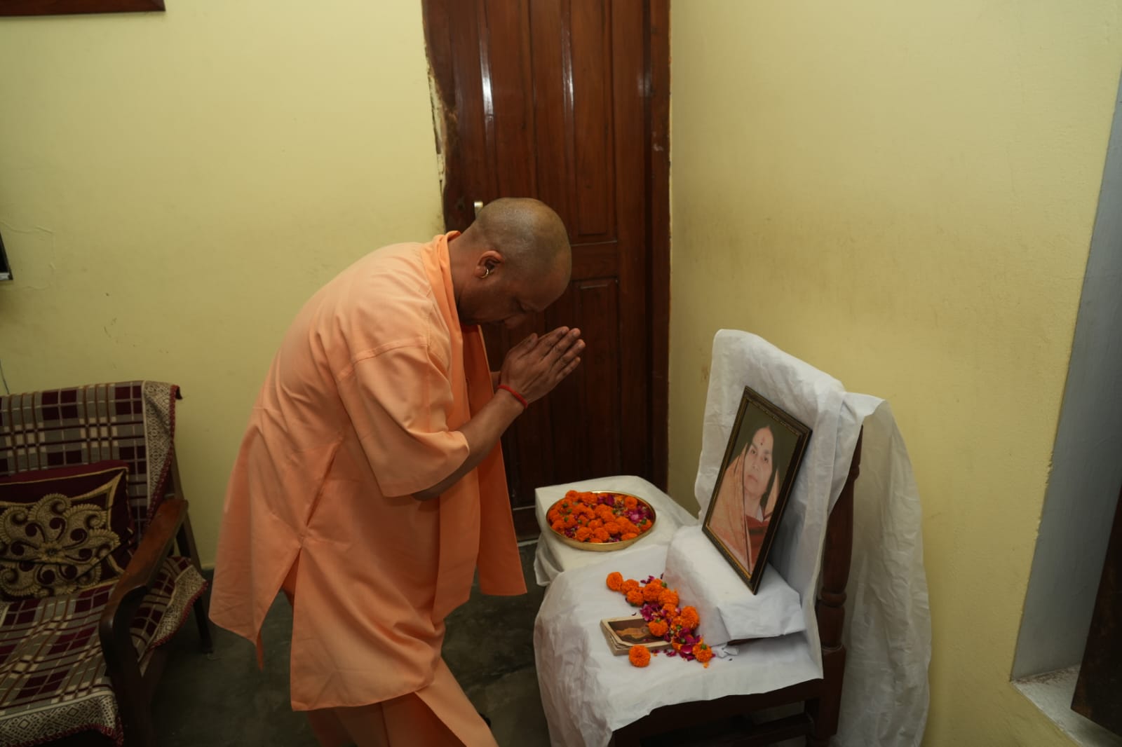 पद्मश्री विश्वनाथ तिवारी के आवास पहुंचे सीएम, दिवंगत पत्नी को दी श्रद्धाजंलि* पद्मश्री विश्वनाथ तिवारी के आवास पहुंचे सीएम, दिवंगत पत्नी को दी श्रद्धाजंलि*