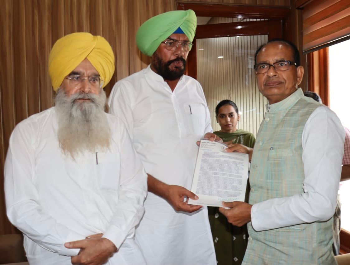 केंद्रीय कृषि मंत्री काे विशेष पैकेज का मांग पत्र देते पंजाब के कृषि मंत्री