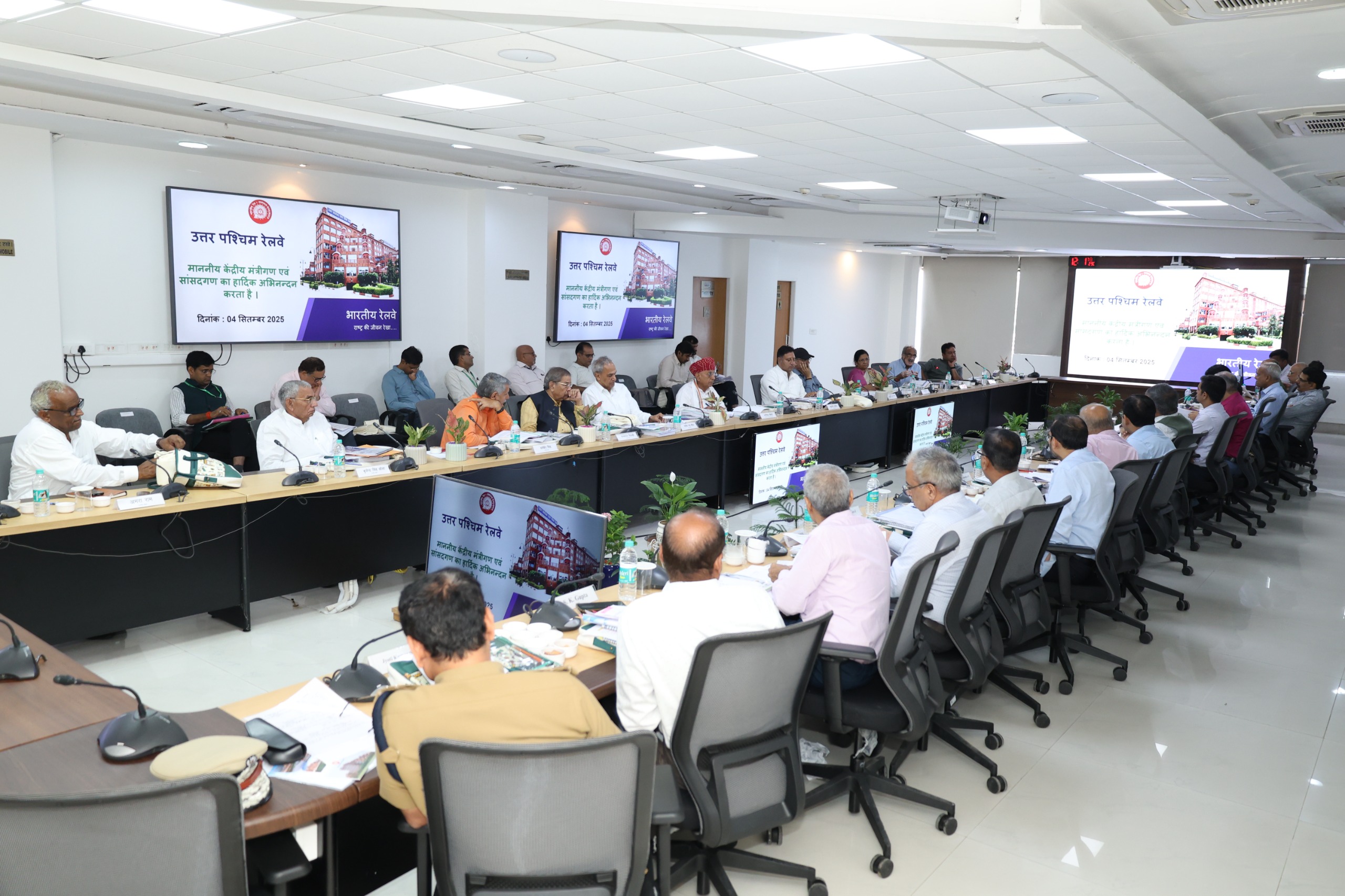 यात्री सुविधाओं और रेल परिवहन को बेहतर बनाने के लिए सकारात्मक चर्चा यात्री सुविधाओं और रेल परिवहन को बेहतर बनाने के लिए सकारात्मक चर्चा
