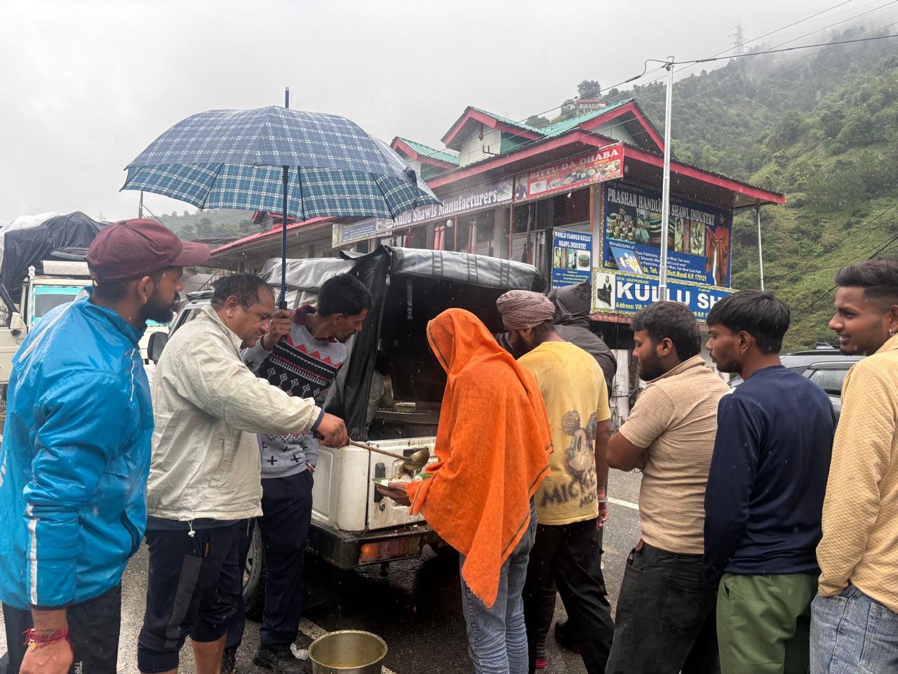 फोरलेन में फंसे लोगों को भोजन परोसते हुए।