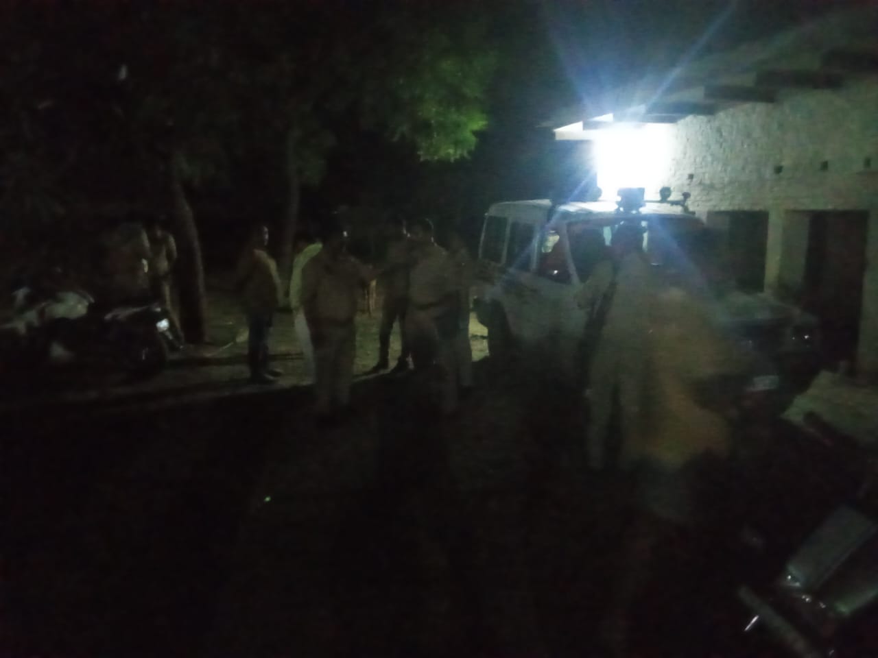 घटना के बाद मौके पर पहुंची पुलिस मामले की छानबीन करते घटना के बाद मौके पर पहुंची पुलिस मामले की छानबीन करते