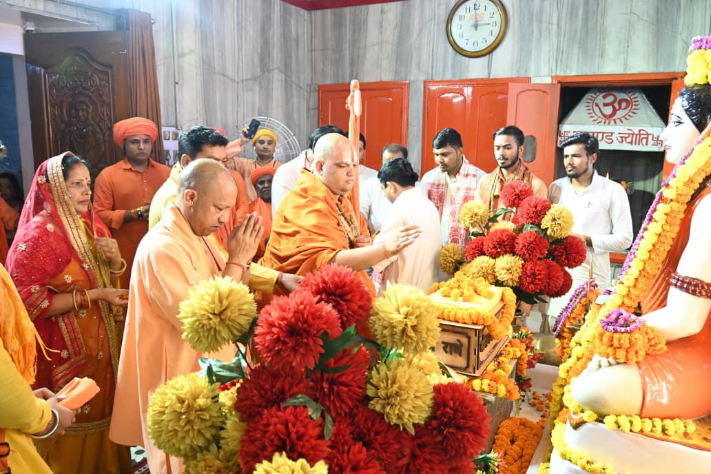 *युगपुरुष ब्रह्मलीन महंत दिग्विजयनाथ जी महाराज व राष्ट्रसंत ब्रह्मलीन महंत अवेद्यनाथ जी महाराज की पुण्य स्मृति के उपलक्ष्य में श्रीमद्भागवत कथा का शुभारंभ*
