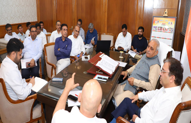 हरियाणा के लाेक निर्माण मंत्री अधिकारियाें की बैठक लेते हुए हरियाणा के लाेक निर्माण मंत्री अधिकारियाें की बैठक लेते हुए