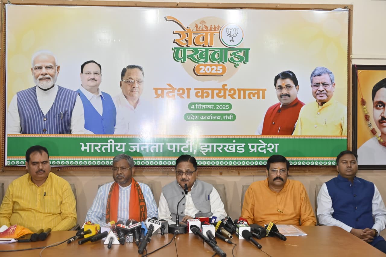 प्रेस वार्ता करते राधा मोहन अग्रवाल सहित अन्य प्रेस वार्ता करते राधा मोहन अग्रवाल सहित अन्य
