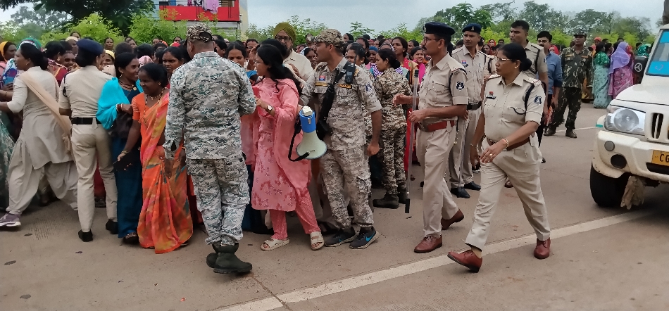 घंटों के प्रदर्शन के बाद सड़क से मितानिनों को हटाती हुई पुलिस।