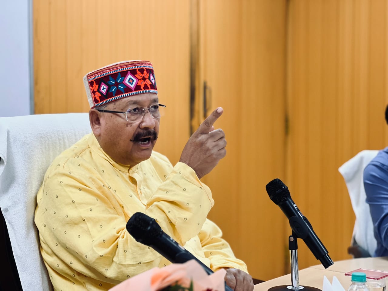मंत्री सतपाल महाराज बैठक करते । मंत्री सतपाल महाराज बैठक करते ।