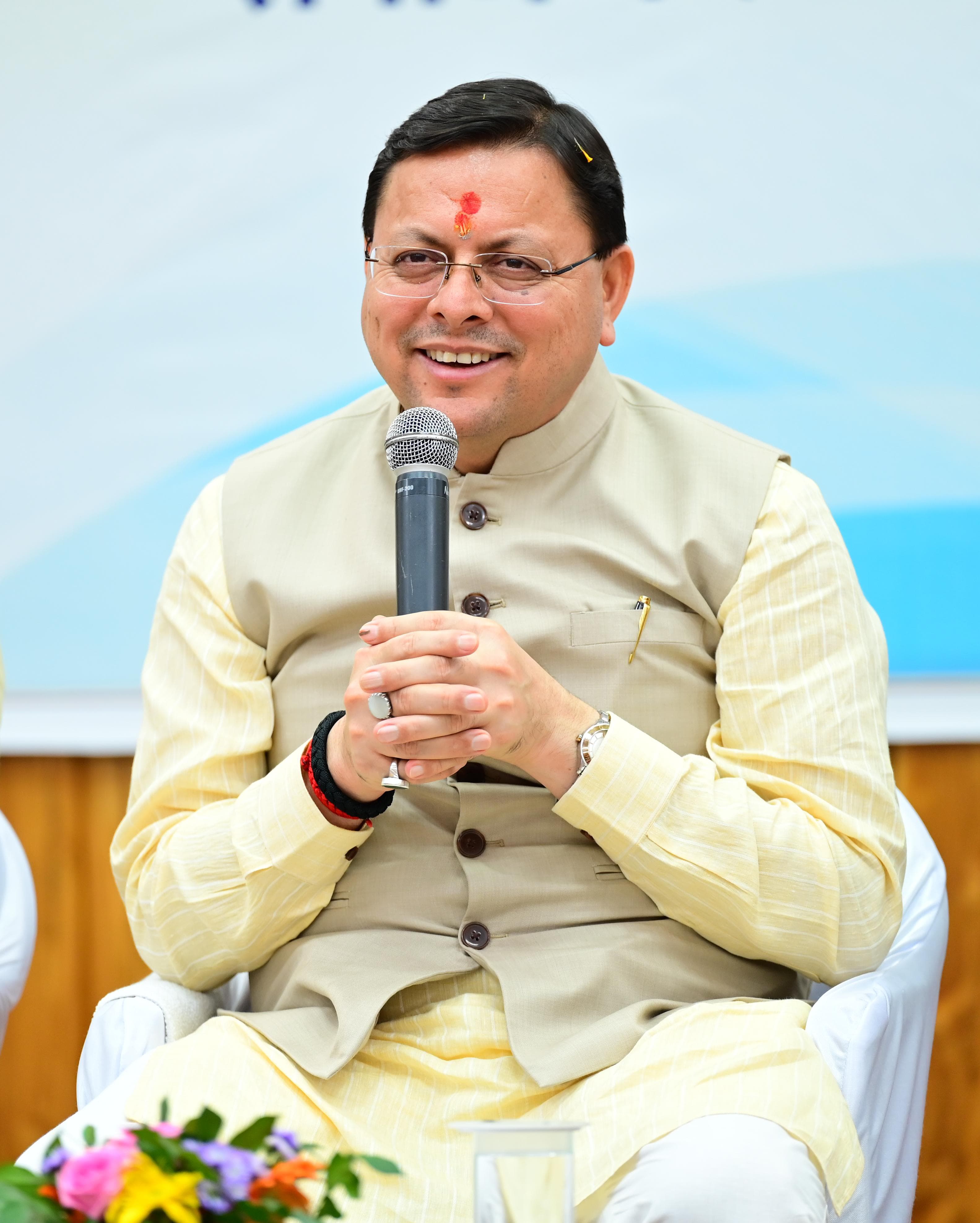 मुख्यमंत्री वरिष्ठ नागरिको और दिव्यांगों से संवाद करते । मुख्यमंत्री वरिष्ठ नागरिको और दिव्यांगों से संवाद करते ।