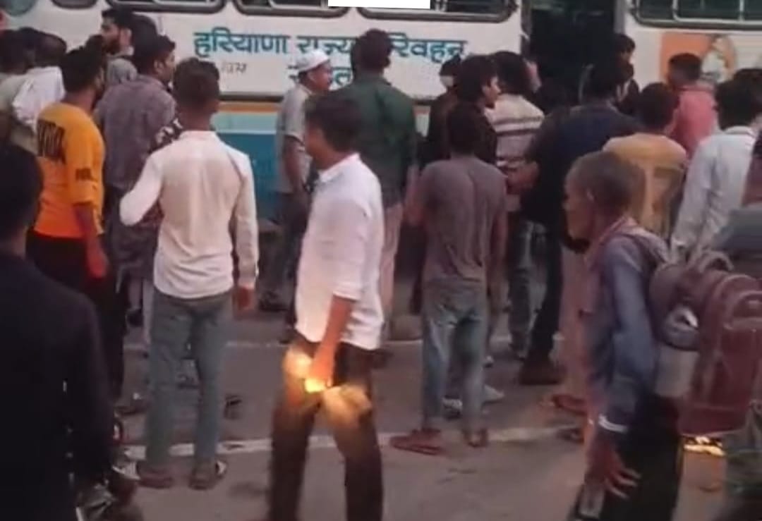 दुर्घटना स्थल पर एकत्रित लोग