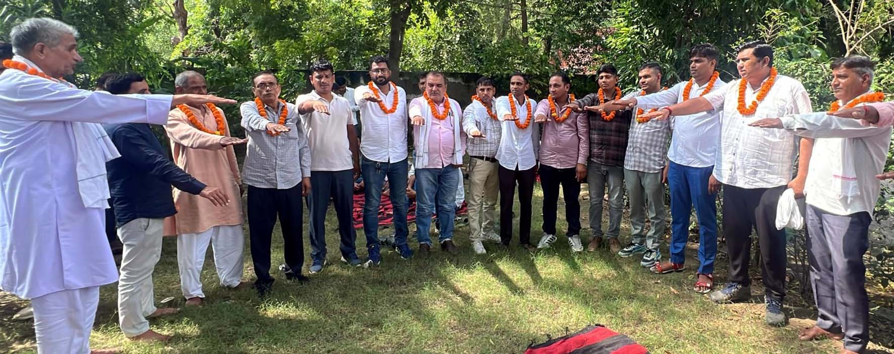 एचएसईबी वर्कर्स यूनियन के नये पदाधिकारियों को शपथ दिलाते राज्य सचिव प्रदीप लोरा। एचएसईबी वर्कर्स यूनियन के नये पदाधिकारियों को शपथ दिलाते राज्य सचिव प्रदीप लोरा।