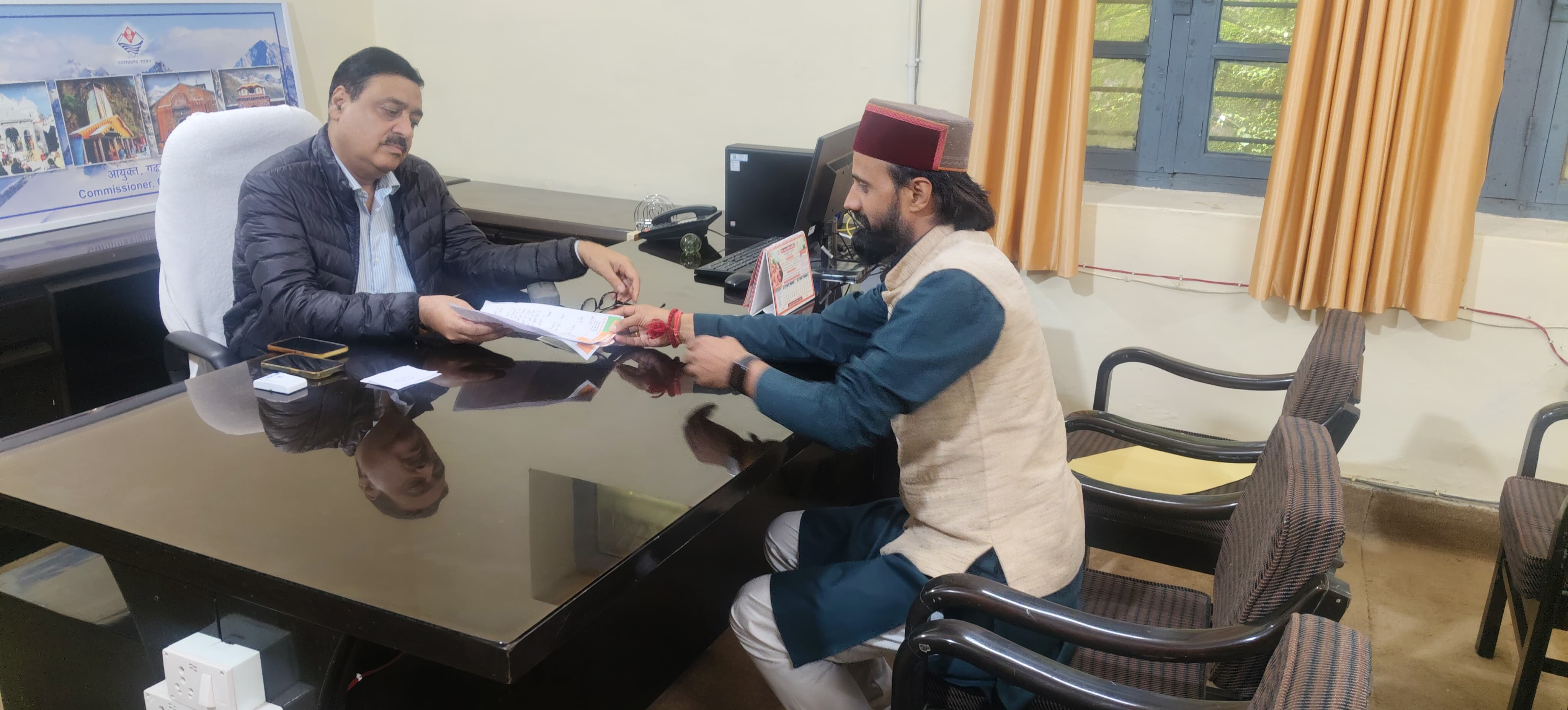 कमिश्नर को समस्या बताते हुए शिव चरण नौडियाल