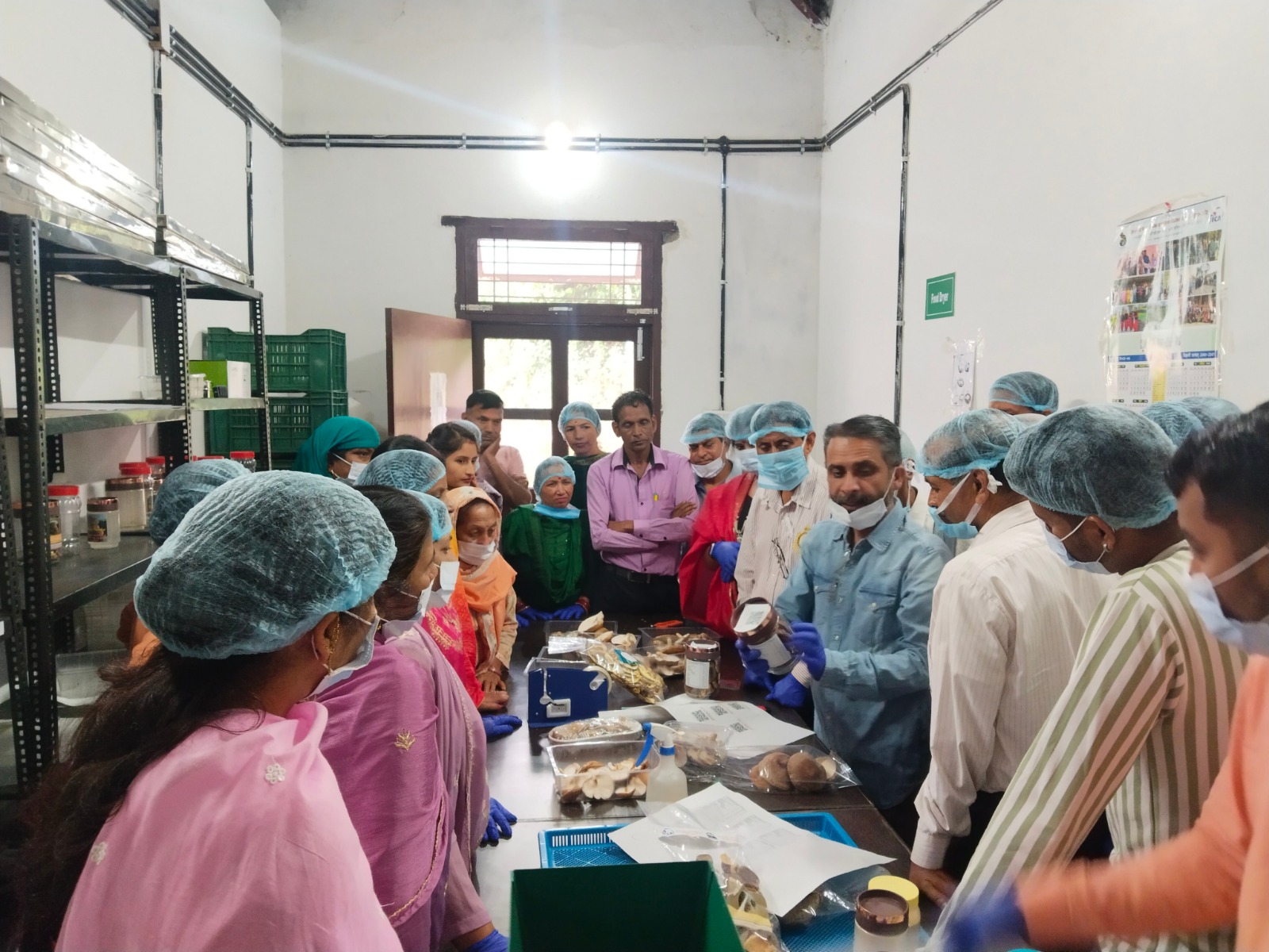 मशरूम के बारे में प्रशिक्षण लेते हुए किसान।