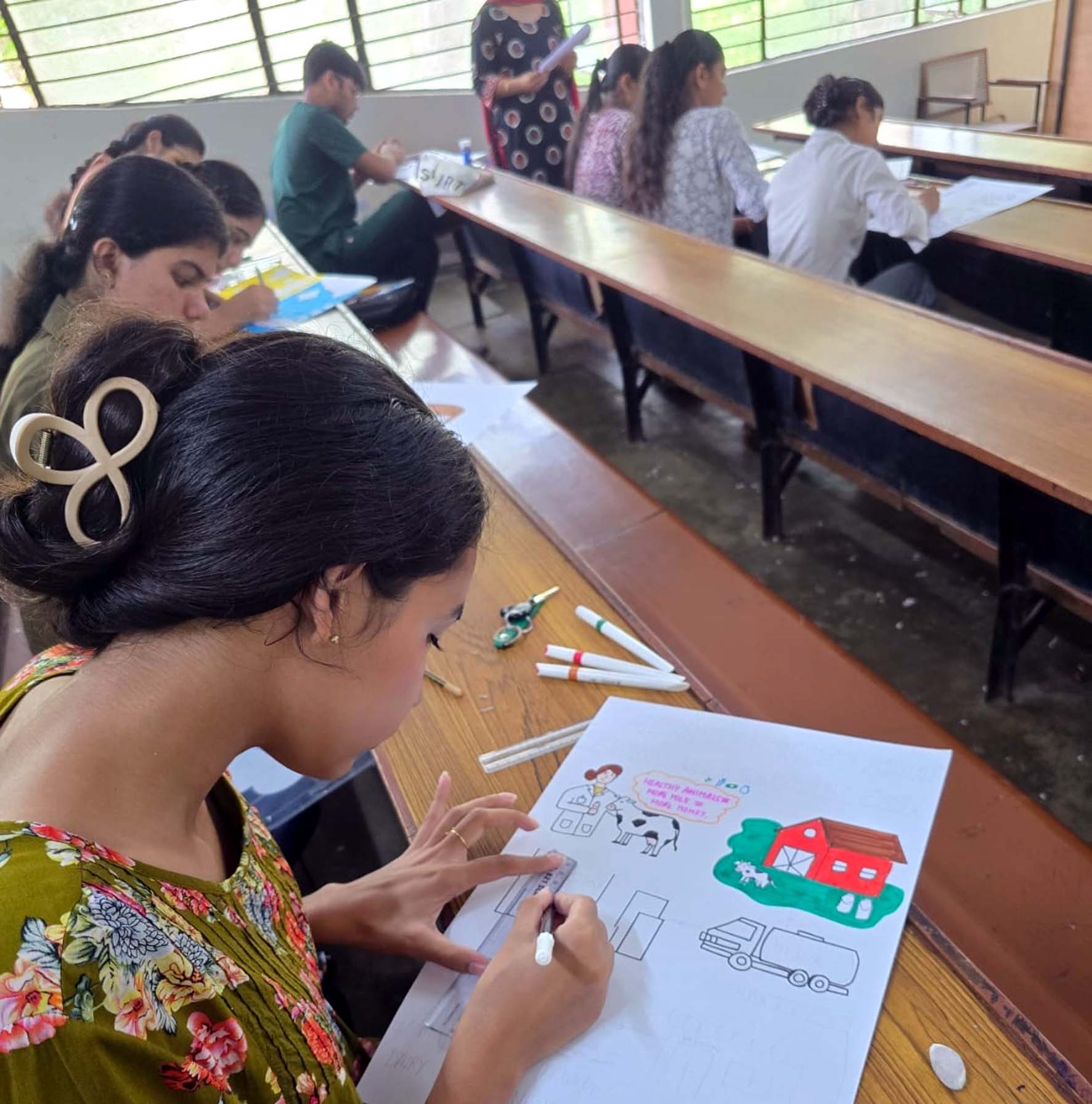 प्रतियोगिता में पोस्टर बनाती छात्राएं। प्रतियोगिता में पोस्टर बनाती छात्राएं।
