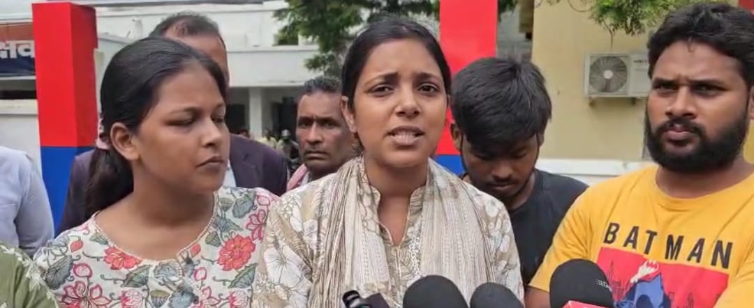 साक्षी मिश्रा अपने परिजनों के साथ पुलिस अधीक्षक कार्यालय के बाहर