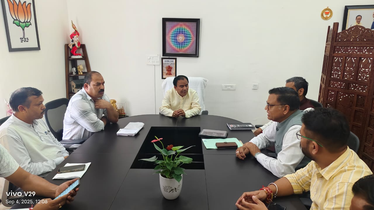 भालू के हमले से निजात दिलाने को लेकर वन अधिकारों से बैठ लेते डॉक्टर धन सिंह रावत भालू के हमले से निजात दिलाने को लेकर वन अधिकारों से बैठ लेते डॉक्टर धन सिंह रावत