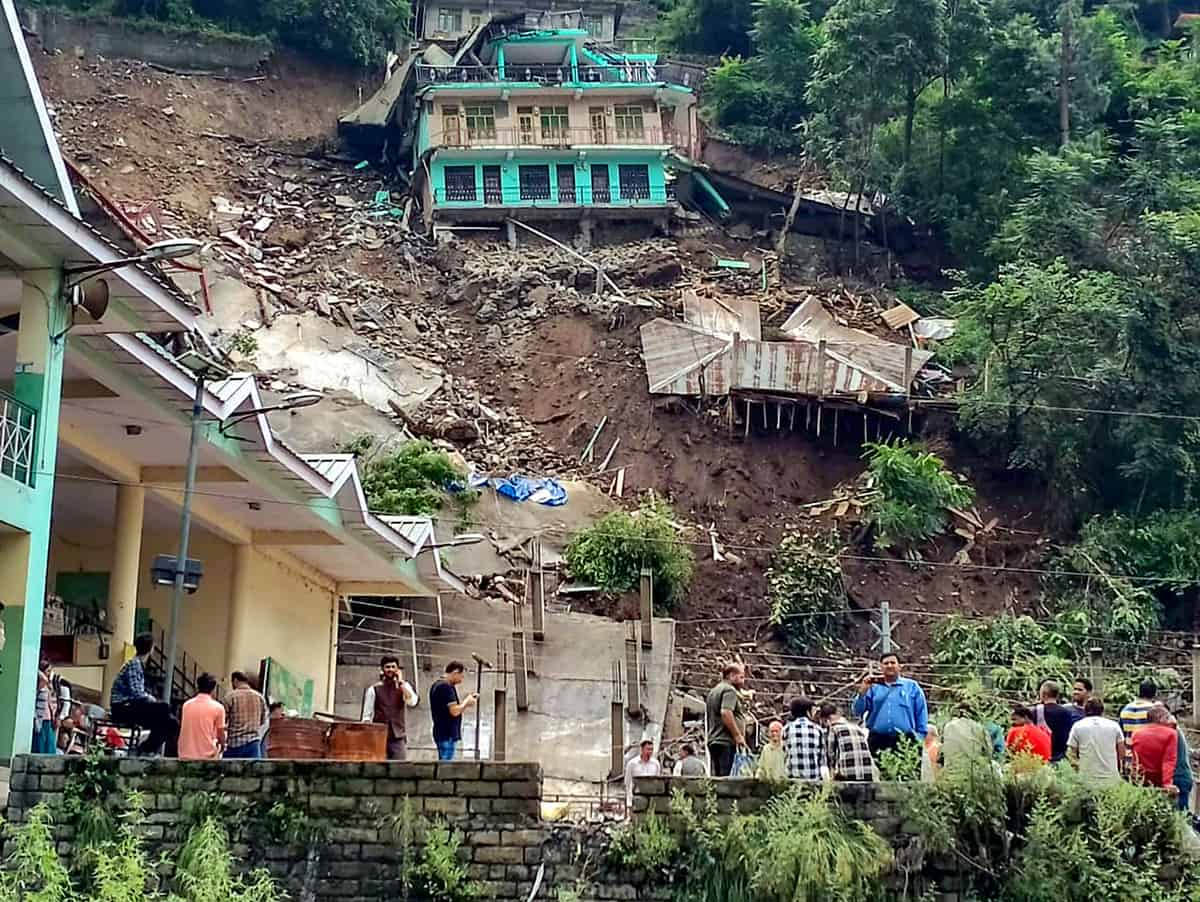 हिमाचल के कुल्लू में भूस्खलन से 7 कश्मीरियों के मरने की आशंका हिमाचल के कुल्लू में भूस्खलन से 7 कश्मीरियों के मरने की आशंका