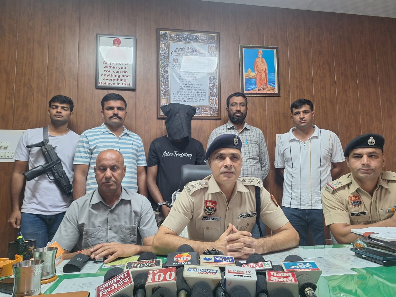 पत्रकारों को जानकारी देते डीएसपी संदीप धनखड़। पत्रकारों को जानकारी देते डीएसपी संदीप धनखड़।