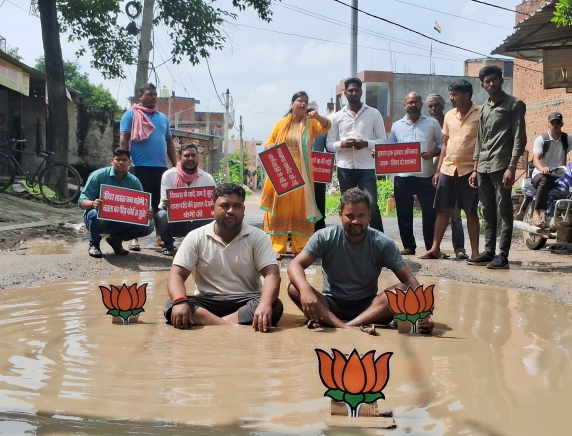 प्रदर्शन करते सपा, इक्कल पार्टी कार्यकर्ता प्रदर्शन करते सपा, इक्कल पार्टी कार्यकर्ता