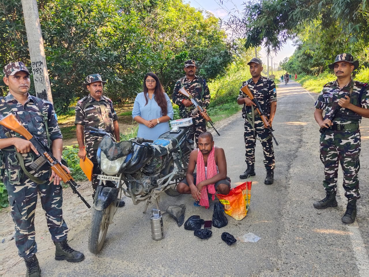 बरामद ड्रग्स के साथ पकड़ा गया तस्कर बरामद ड्रग्स के साथ पकड़ा गया तस्कर