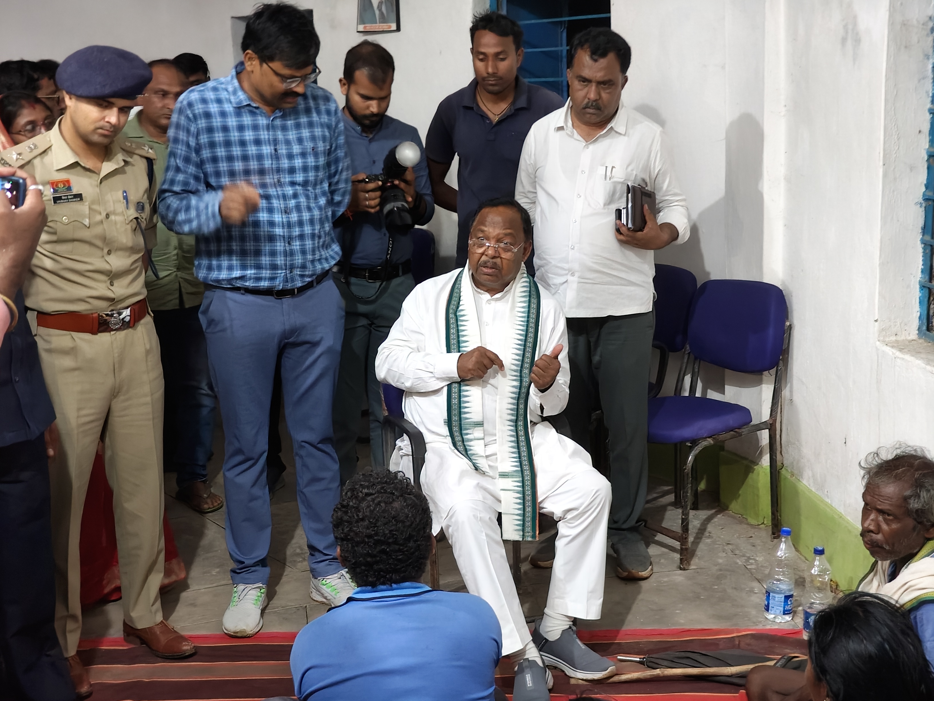 लुत्ती बांध टूटने से प्रभावित परिवारों से मिले कृषि मंत्री, हर संभव मदद करने दिलाया भरोसा लुत्ती बांध टूटने से प्रभावित परिवारों से मिले कृषि मंत्री, हर संभव मदद करने दिलाया भरोसा