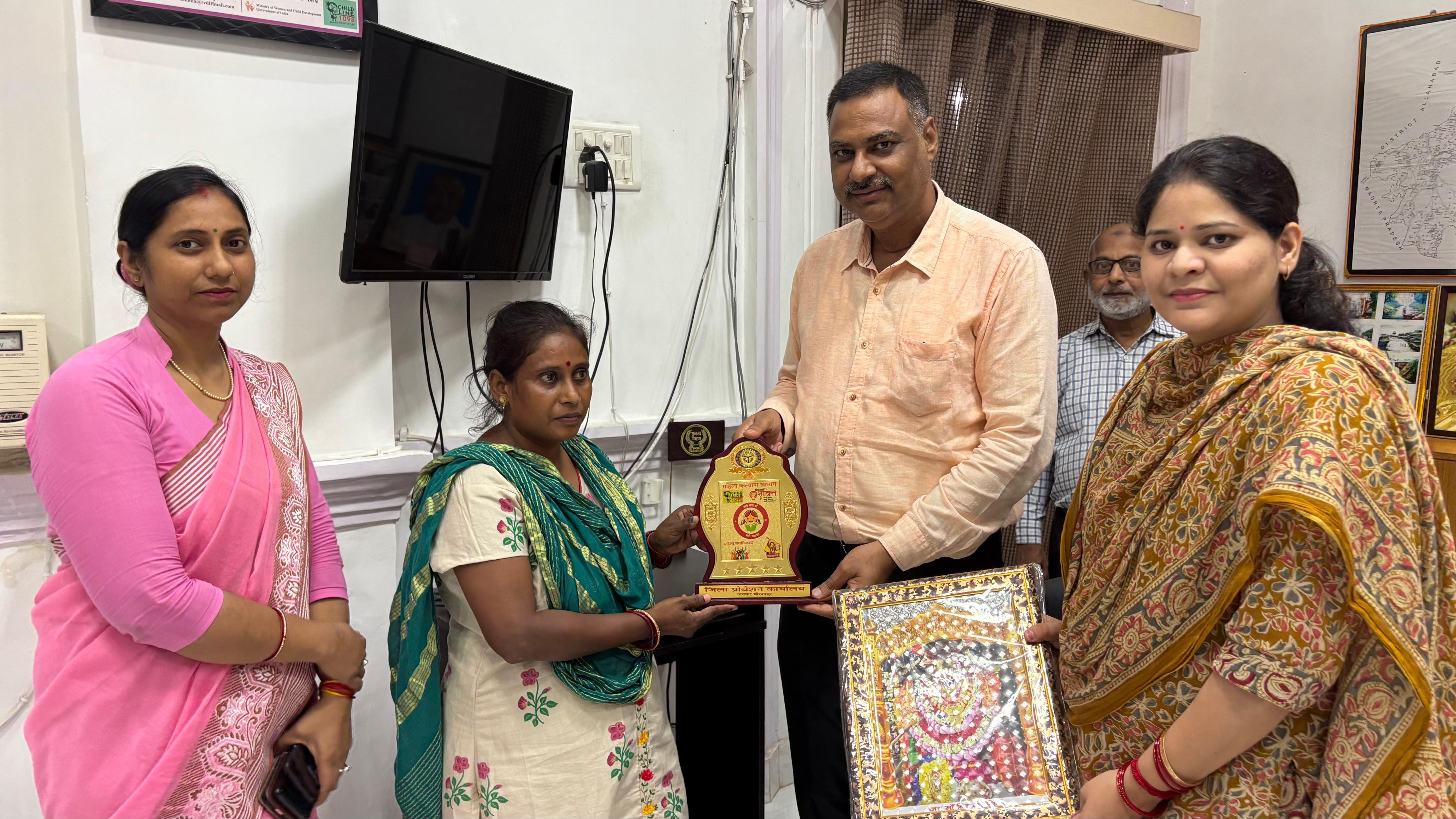 सफाई कर्मी बेबी देवी को सम्मानित करते जिलाधिकारी पवन कुमार गंगवार। सफाई कर्मी बेबी देवी को सम्मानित करते जिलाधिकारी पवन कुमार गंगवार।