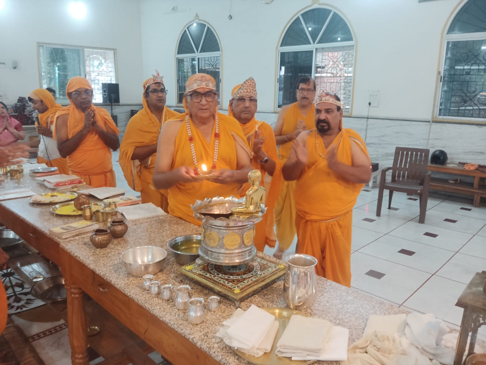 पूजा करते श्रद्धालु पूजा करते श्रद्धालु
