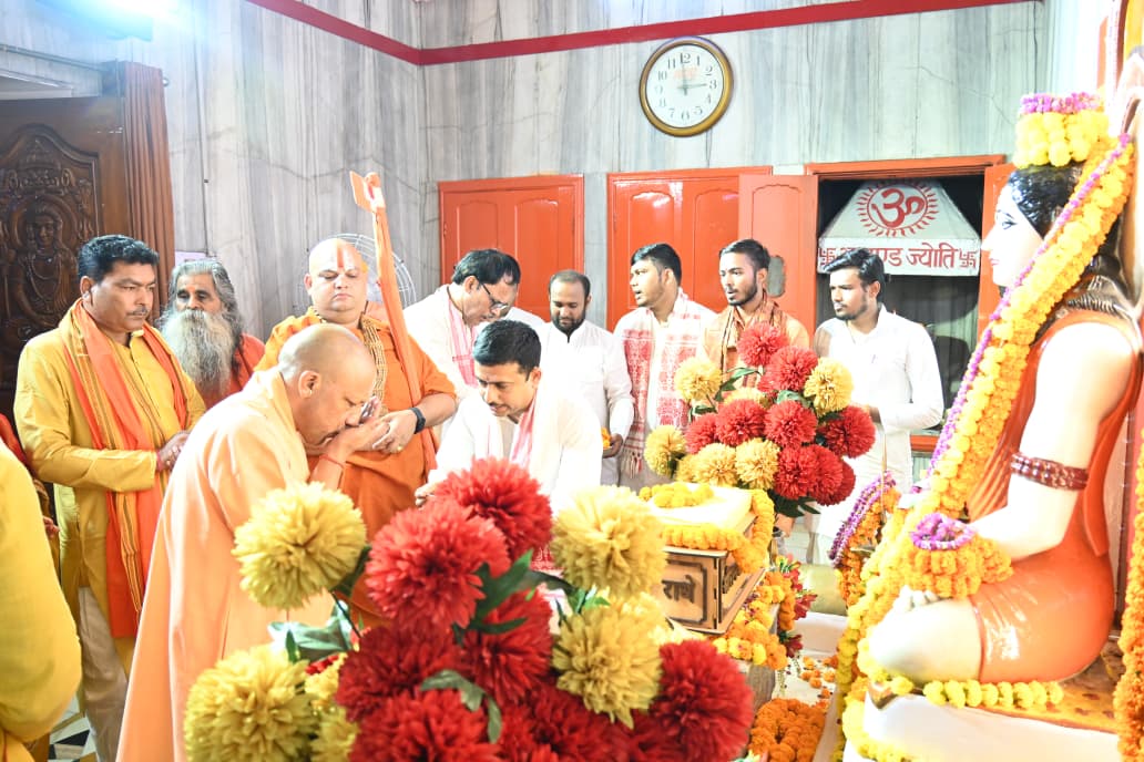 *युगपुरुष ब्रह्मलीन महंत दिग्विजयनाथ जी महाराज व राष्ट्रसंत ब्रह्मलीन महंत अवेद्यनाथ जी महाराज की पुण्य स्मृति के उपलक्ष्य में श्रीमद्भागवत कथा का शुभारंभ*