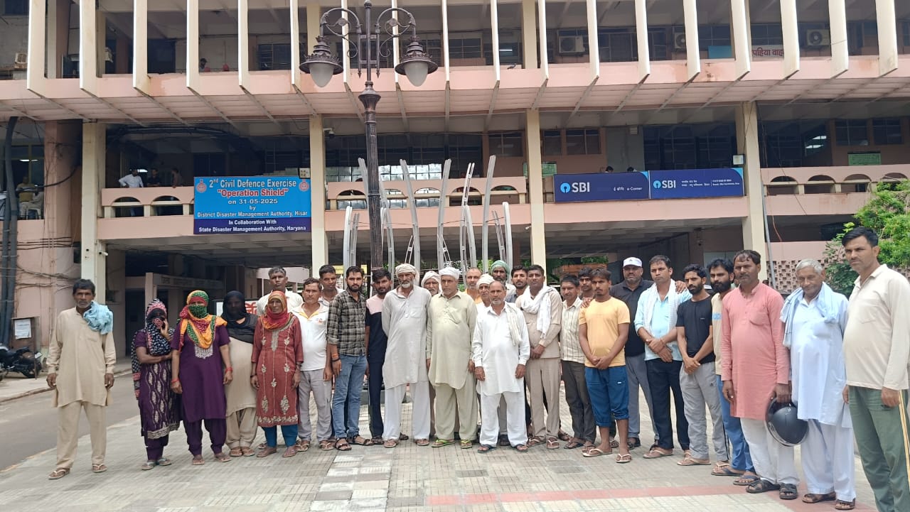 उपायुक्त से मिलने पहुंचे राजली के ग्रामीण।