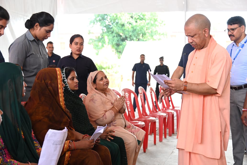 जनता दर्शन में 250 लोगों की समस्याएं सुनीं सीएम योगी ने, निस्तारण के लिए दिए जरूरी निर्देश*