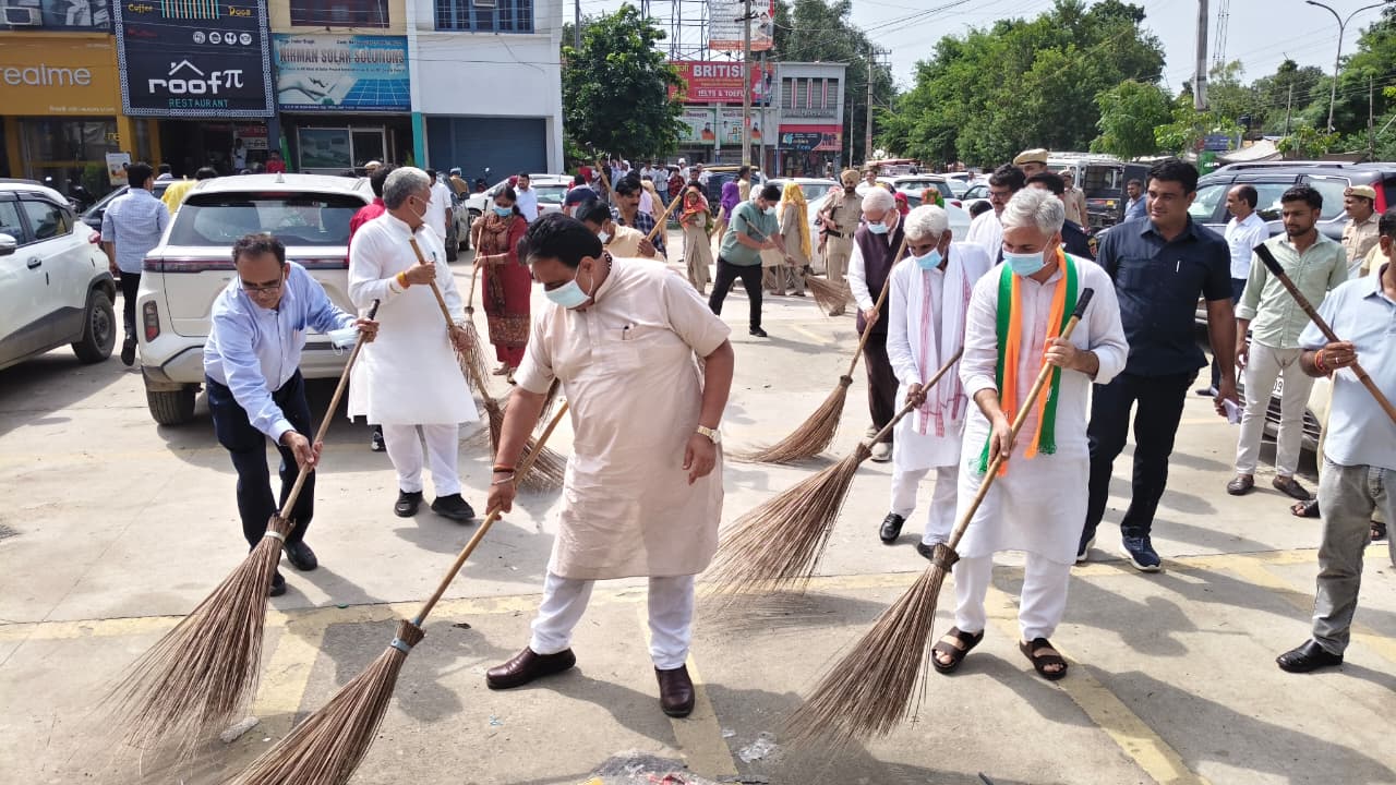 स्वच्छता अभियान का शुभारंभ करते हुए डिप्टी स्पीकर डा. मिड्ढा। स्वच्छता अभियान का शुभारंभ करते हुए डिप्टी स्पीकर डा. मिड्ढा।