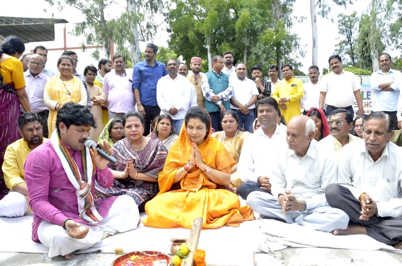 निर्माण कार्यों का भूमिपूजन करते हुए राज्यमंत्री कृष्णा गौर निर्माण कार्यों का भूमिपूजन करते हुए राज्यमंत्री कृष्णा गौर