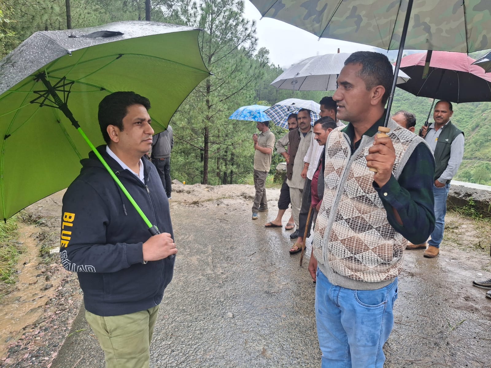 मौके पर पहुंच का जायजा लेते हुए एसडीएम करसोग। मौके पर पहुंच का जायजा लेते हुए एसडीएम करसोग।