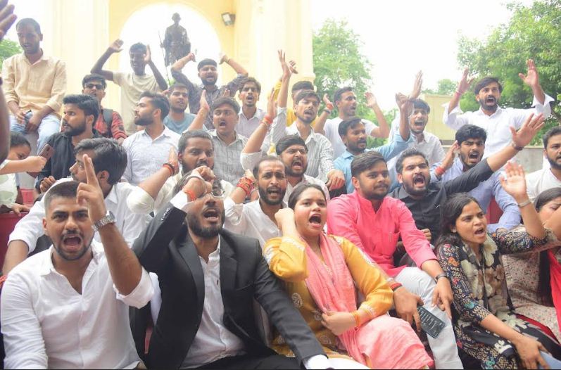 लखनऊ में गांधी प्रतिमा के समक्ष प्रदर्शन करते अभाविप के कार्यकर्ता लखनऊ में गांधी प्रतिमा के समक्ष प्रदर्शन करते अभाविप के कार्यकर्ता