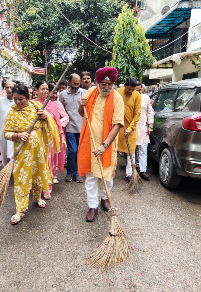 दिल्ली के महापौर राजा इकबाल सिंह सफाई करते हुए। दिल्ली के महापौर राजा इकबाल सिंह सफाई करते हुए।
