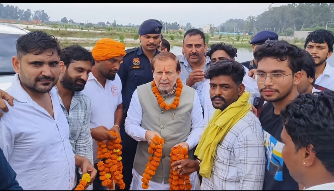 फोटो कैप्शन 4आरटीके1 : गांव बोहर में आयोजित कार्यक्रम के दौरान कैबिनेट मंत्री डॉ. अरविंद शर्मा का स्वागत करते युवा ----------- फोटो कैप्शन 4आरटीके1 : गांव बोहर में आयोजित कार्यक्रम के दौरान कैबिनेट मंत्री डॉ. अरविंद शर्मा का स्वागत करते युवा -----------
