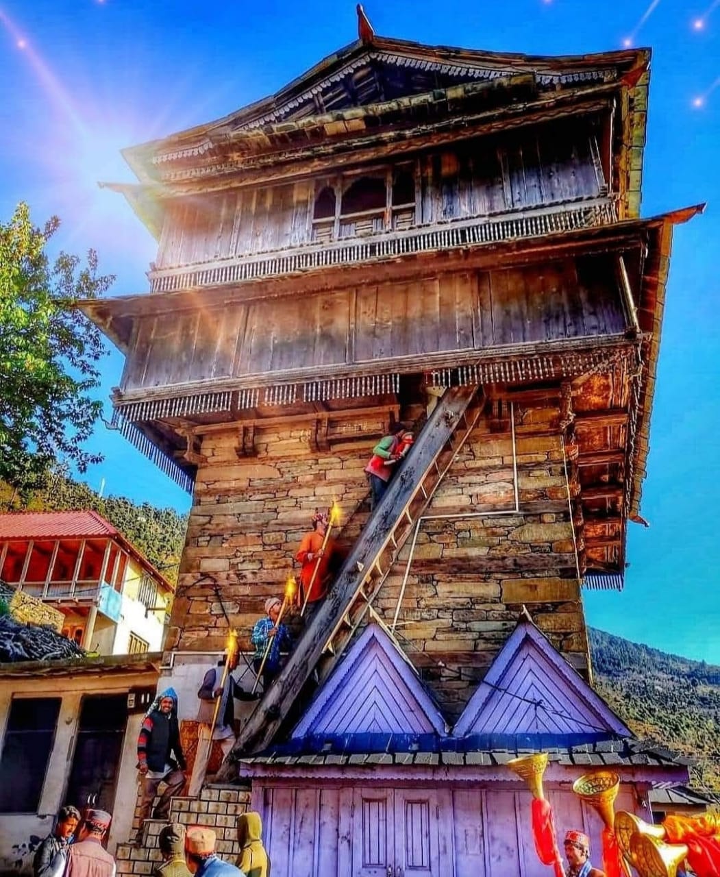 बांहदी में देव पराशर का भंडार -कोठी, देव बरनाग का रथ।