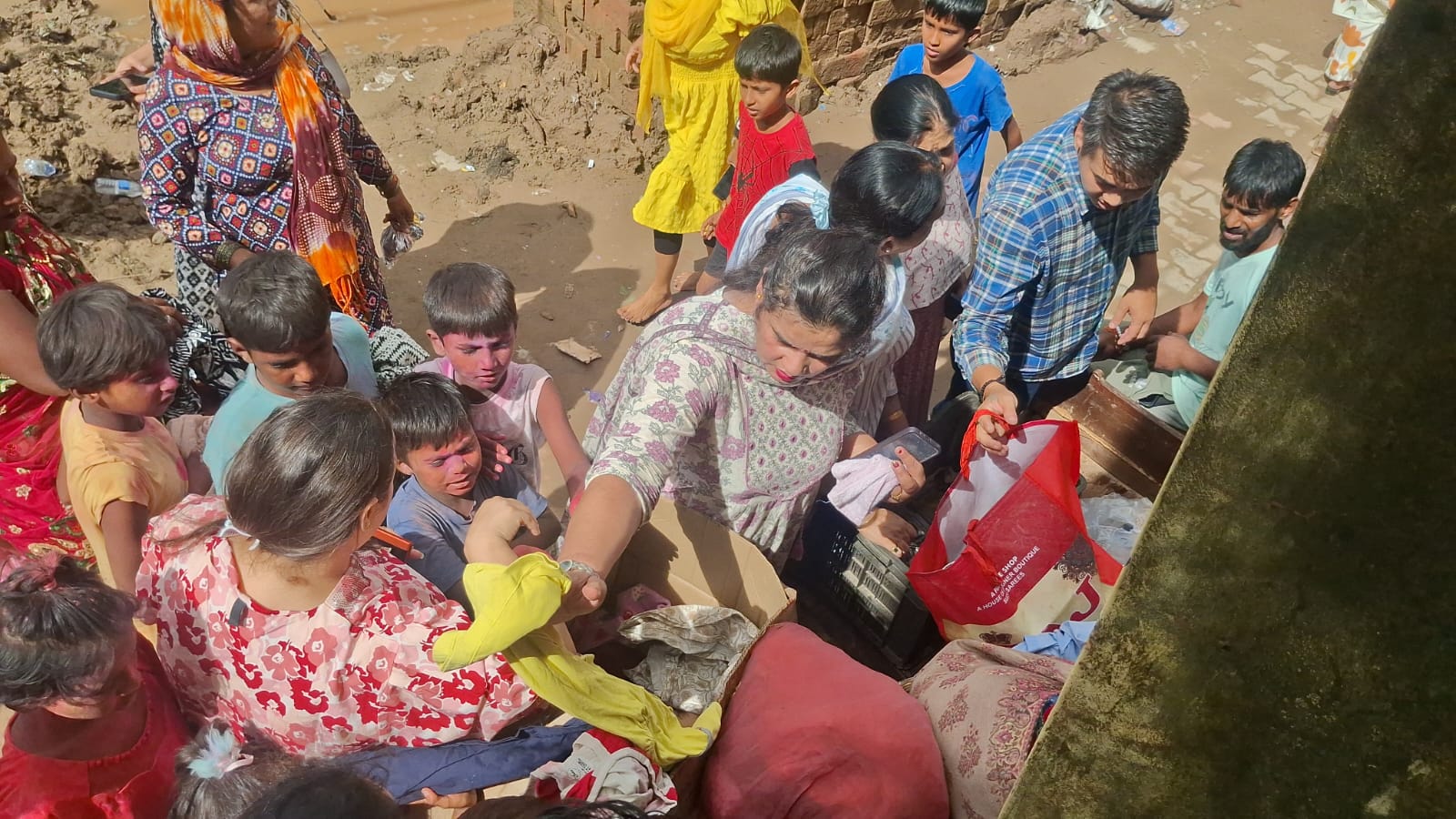 बाढ़ प्रभावित लोगों की मदद के लिए आगे आया उन्नत एनजीओ बाढ़ प्रभावित लोगों की मदद के लिए आगे आया उन्नत एनजीओ