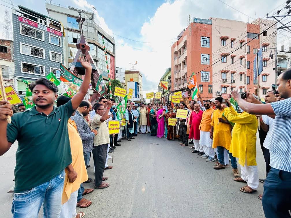 प्रदर्शन करते हुए एनडीए कार्यकर्त्ता
