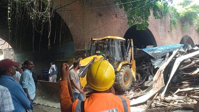 अतिक्रमण हटाते अतिक्रमण हटाते