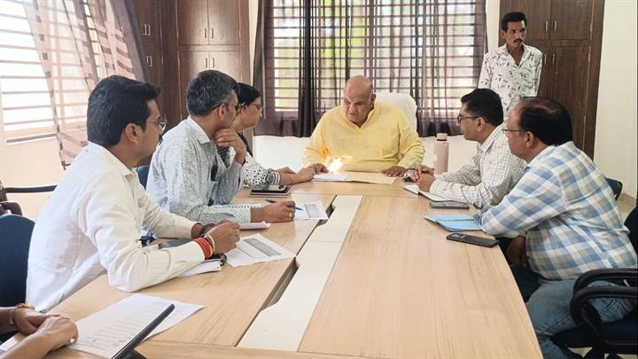राजस्‍व मंत्री ने की विभागीय कार्यों की समीक्षा