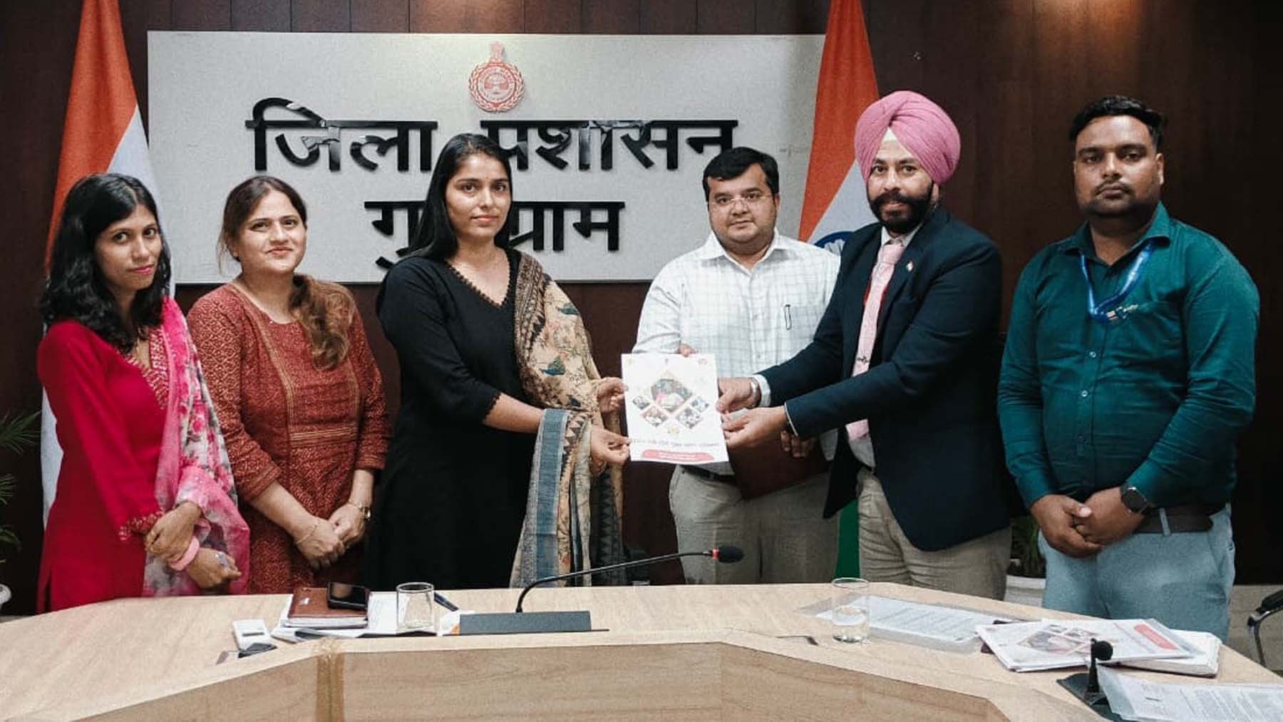 फोटो : गुरुग्राम स्थित लघु सचिवालय में टीबी रोगियों को गोद लेने संबंधी प्रक्रिया के दौरान सीटीएम सपना यादव व अन्य।