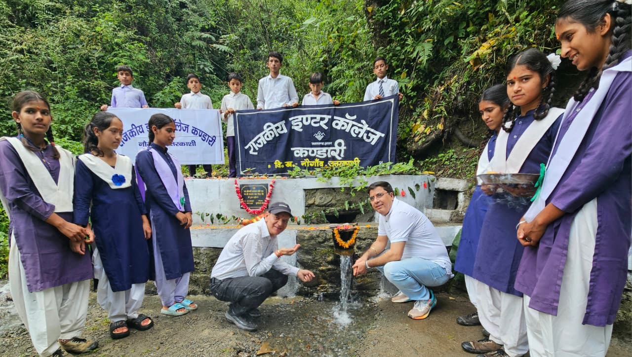 जल संरक्षण की अनूठी मिसाल पेस करते हुए छात्र जल संरक्षण की अनूठी मिसाल पेस करते हुए छात्र