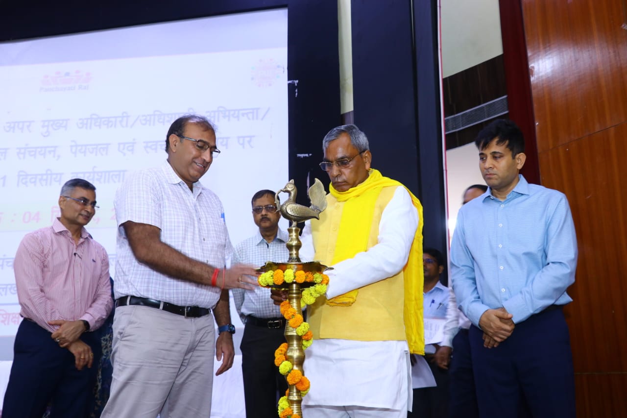 वर्षा जल संचयन, पेयजल एवं स्वच्छता पर संबंधित प्रशिक्षण कार्यक्रम का शुभारंभ करते मुख्य अतिथि ओमप्रकाश राजभर