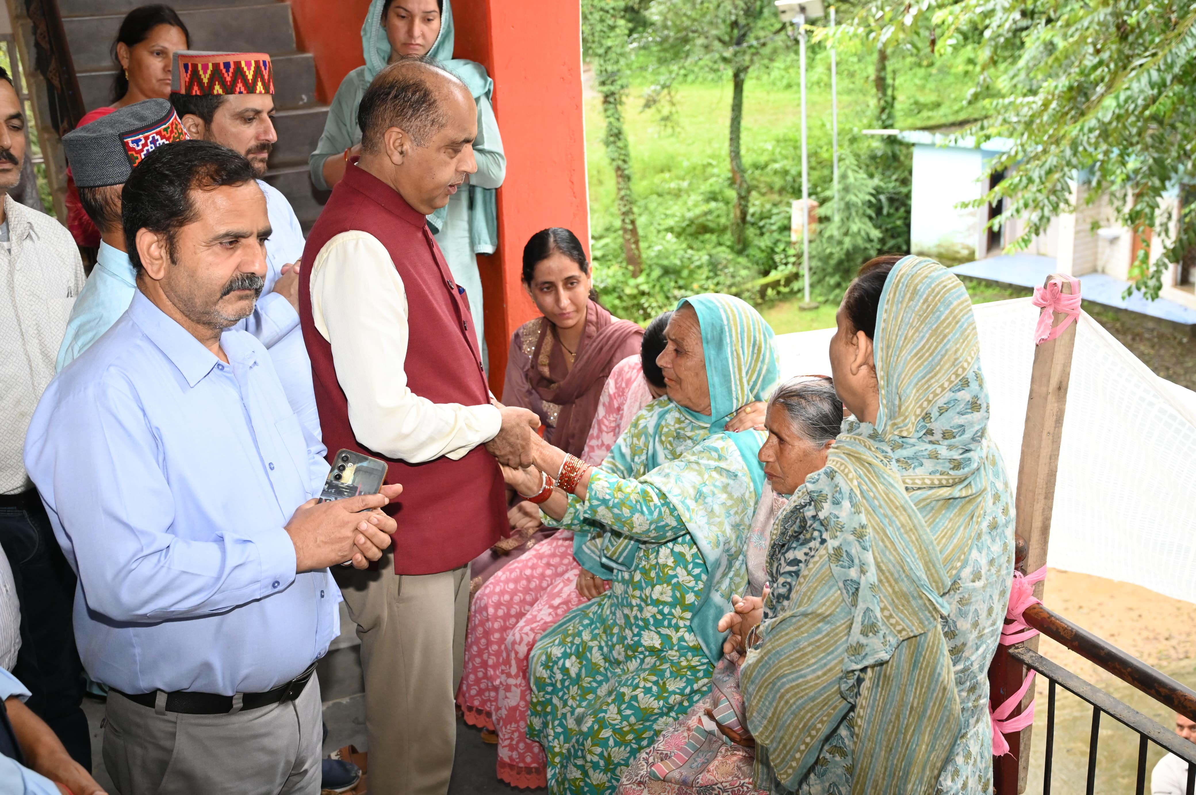 आपदा प्रभावित परिवारों से मिलते हुए जयराम ठाकुर। आपदा प्रभावित परिवारों से मिलते हुए जयराम ठाकुर।