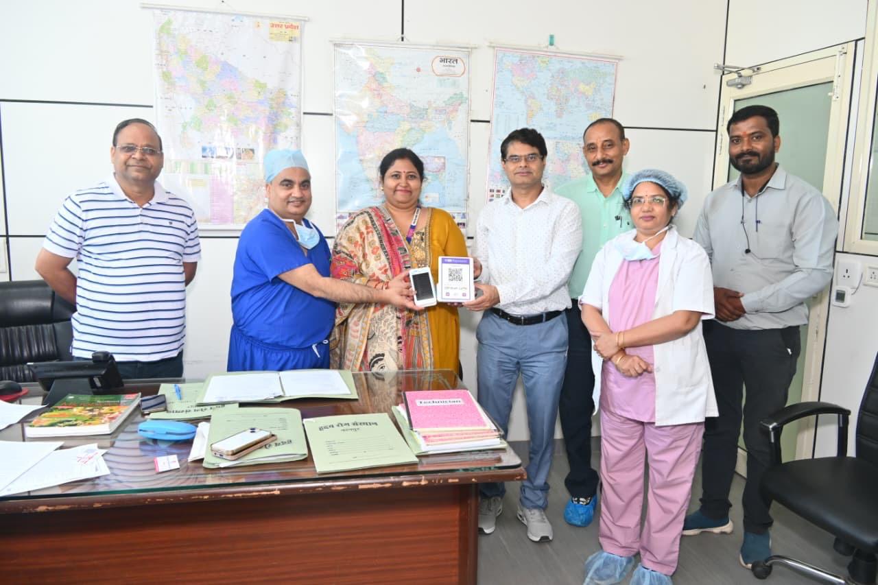 ह्रदय रोग के निदेशक डॉ. राकेश वर्मा क्यू आर कोड शुभारंभ करते हुए