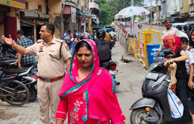 सोनीपत: पुलिस की पैदल गश्त करते अधिकारी सोनीपत: पुलिस की पैदल गश्त करते अधिकारी
