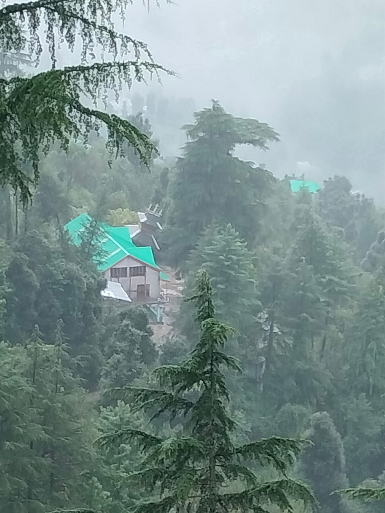 चैहटीगढ़ के दारल में देवता कालीनाग का क्षतिग्रस्त हुआ मंदिर।