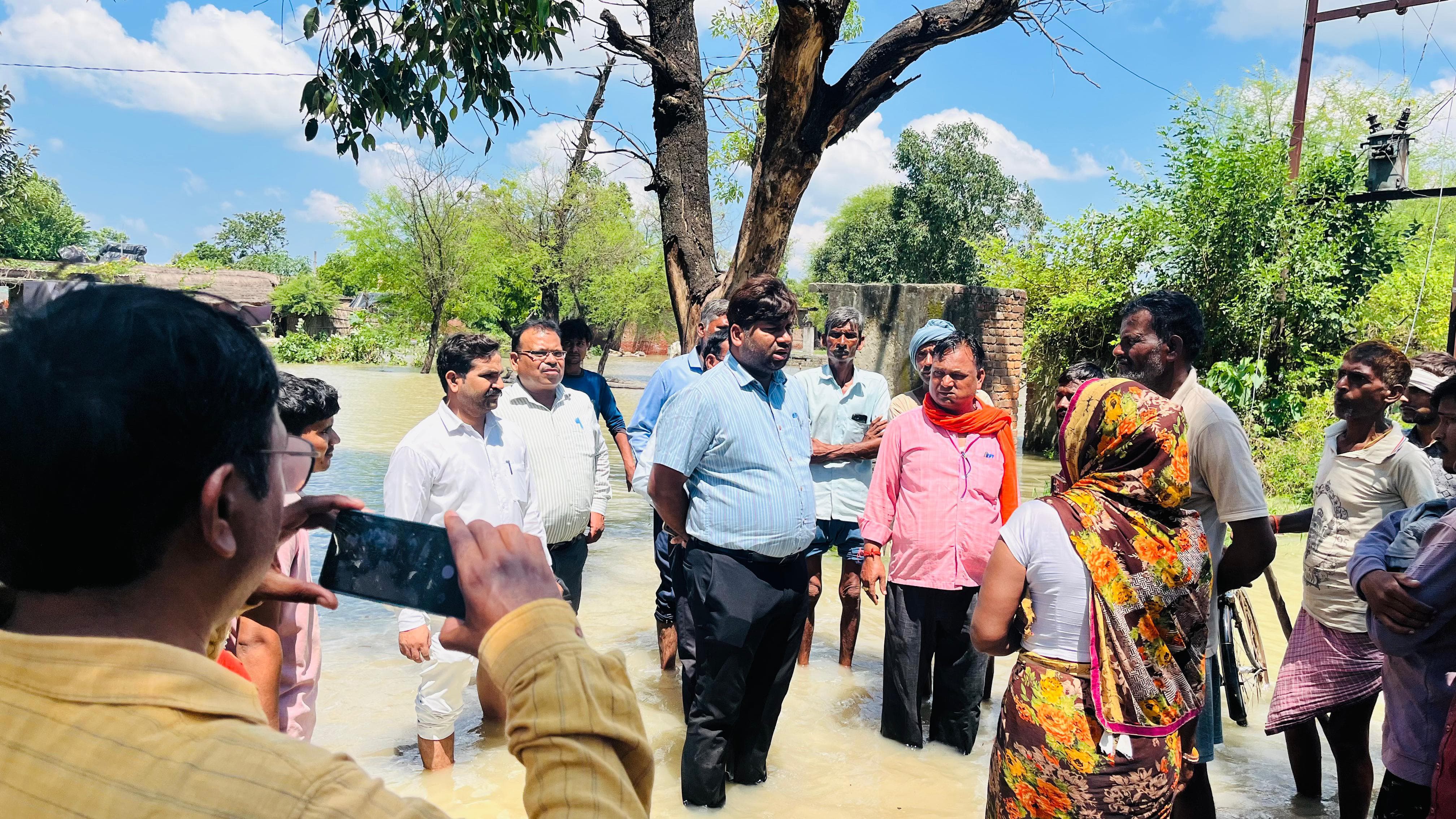 बाढ़ प्रभावित लोगों से मुलाकात करते हुए एडीएम नरेंद्र बहादुर सिंह बाढ़ प्रभावित लोगों से मुलाकात करते हुए एडीएम नरेंद्र बहादुर सिंह