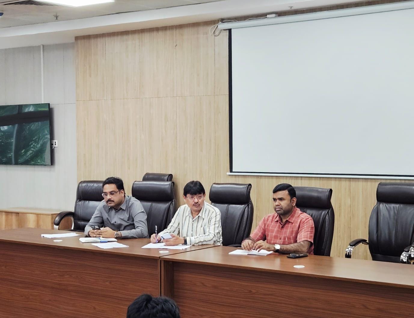 बैठक में शामिल अधिकारी पदाधिकारीगण बैठक में शामिल अधिकारी पदाधिकारीगण